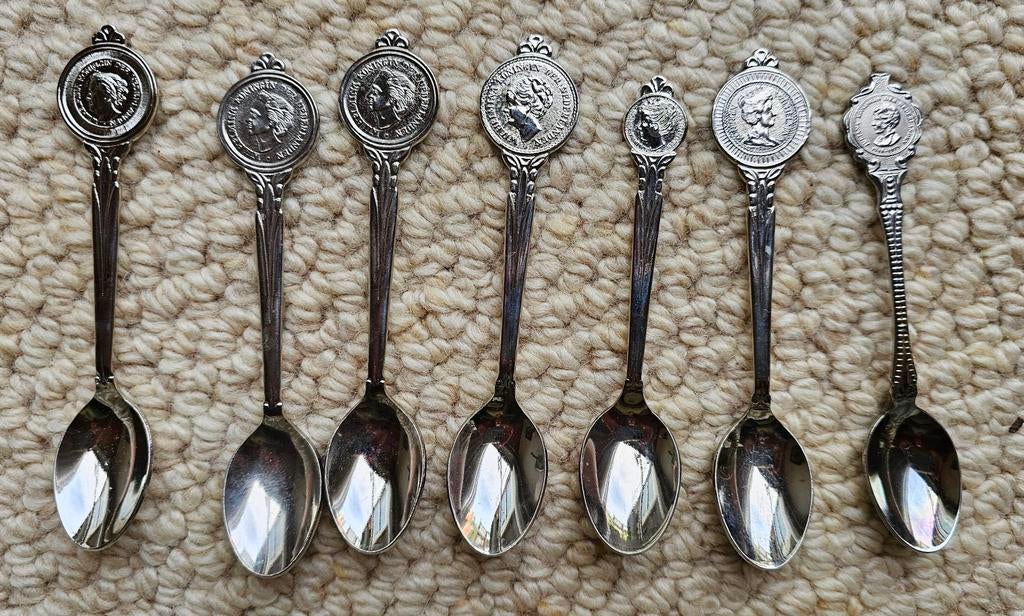 7 theelepels met munten van Wilhelmina en Juliana, Ophalen of Verzenden