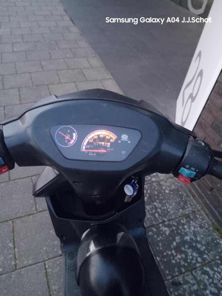 Snorscooter Zipp Looks 2013 - ZGAN, slechts 1796km!, Fietsen en Brommers, Verzenden, Zo goed als nieuw, Overige merken
