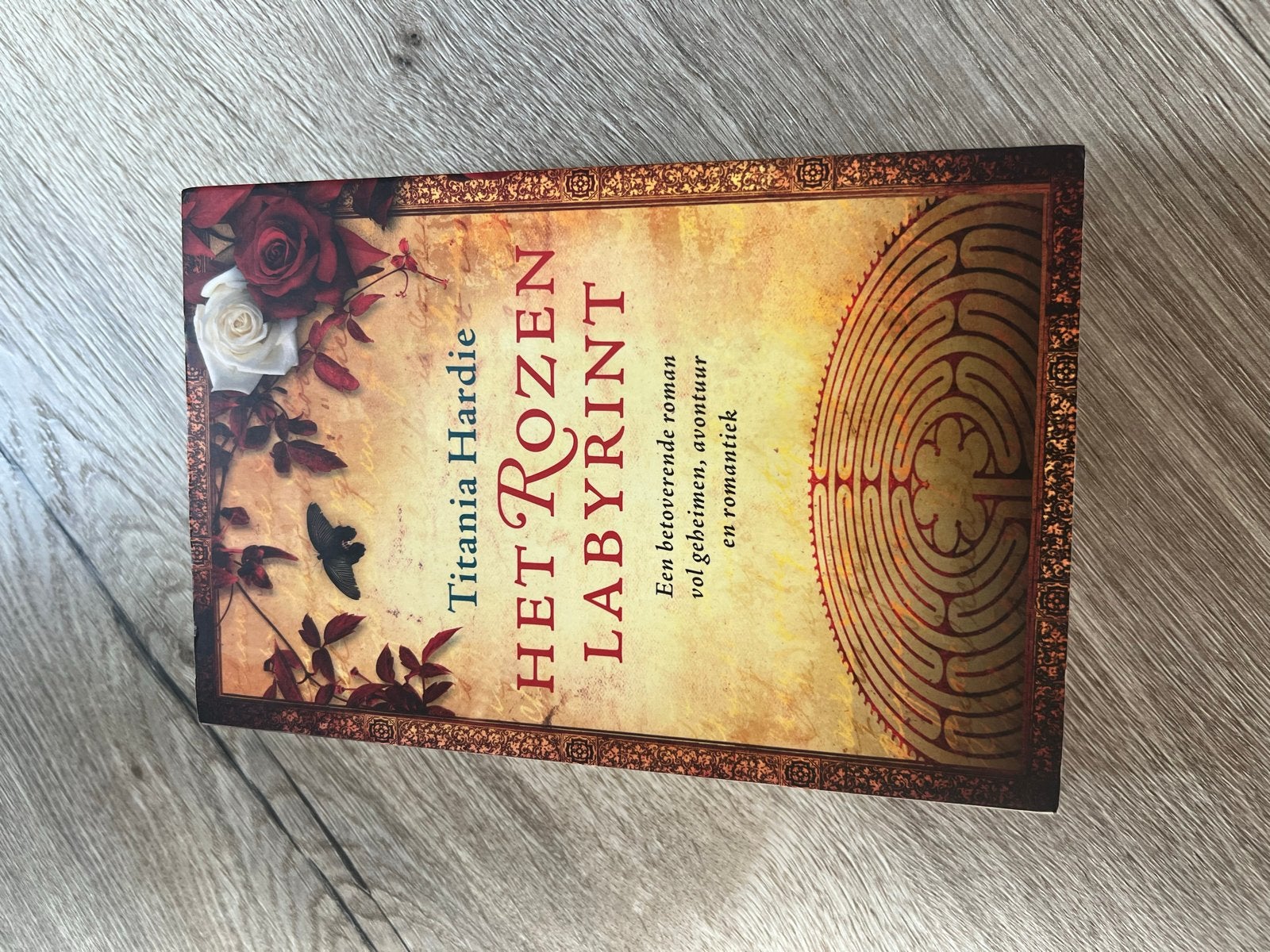Het Rozen Labyrint - Titania Hardie, Boeken, Ophalen of Verzenden, Zo goed als nieuw