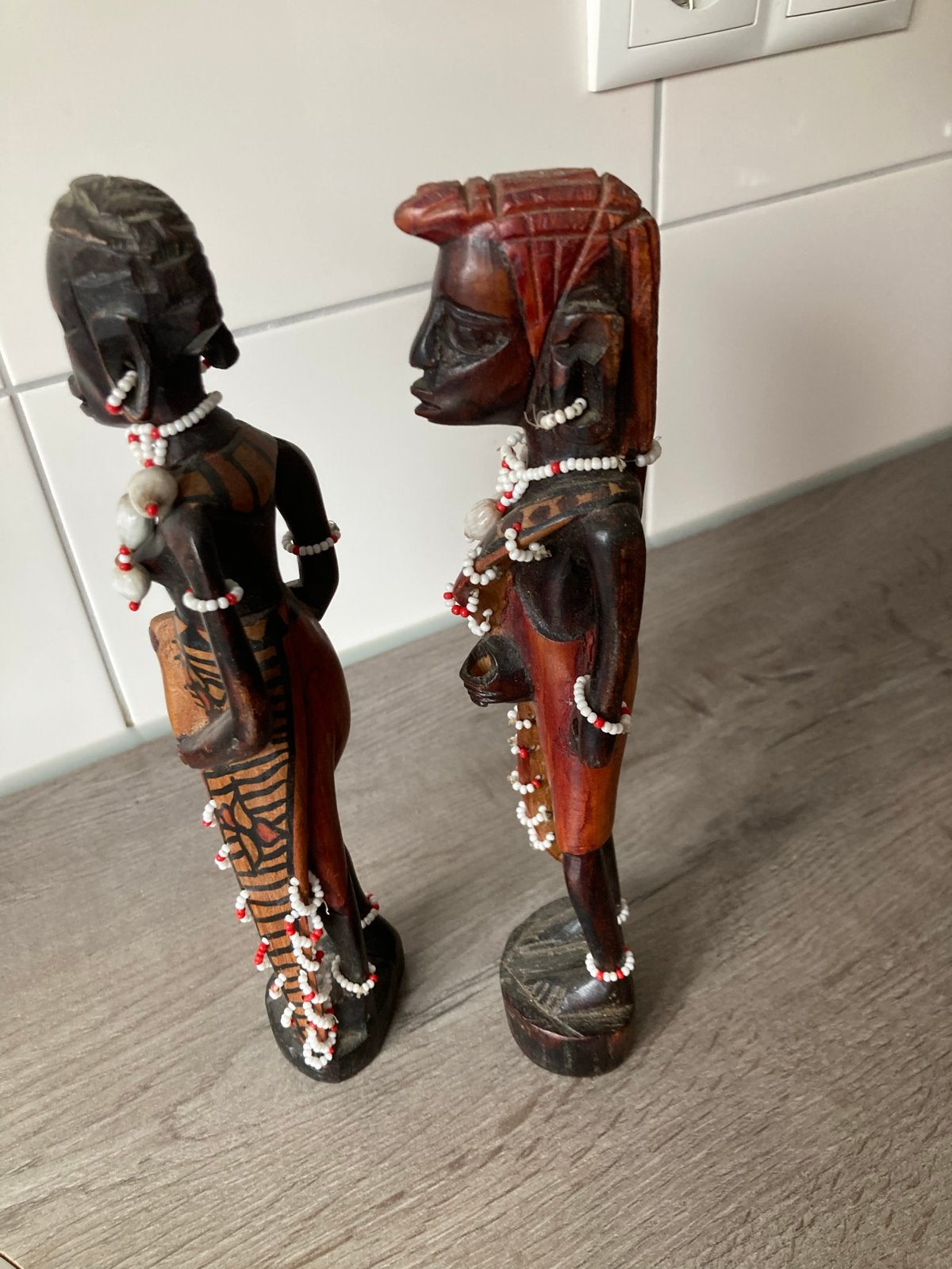 Set van 2 Afrikaanse houten beelden met kralen, Antiek en Kunst, Hout, Afrika, Handgemaakt, Ophalen of Verzenden