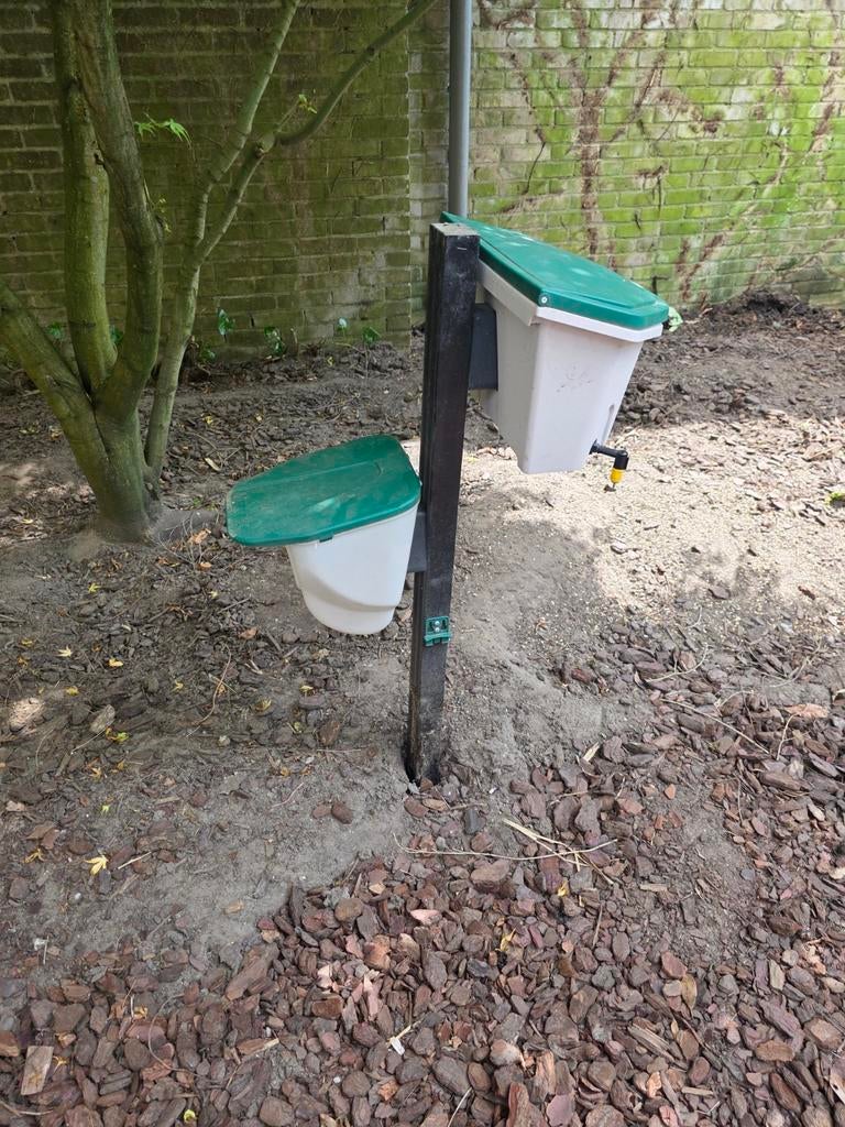 Waterbak en voerbak blijven keurig schoon, Dieren en Toebehoren, Pluimvee | Toebehoren, Ophalen of Verzenden, Zo goed als nieuw