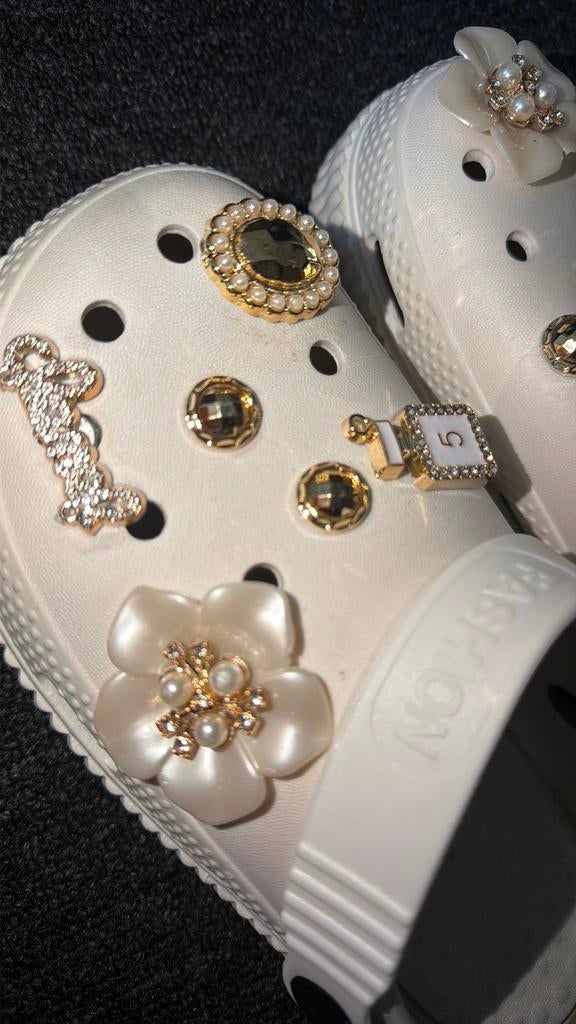 Studs pearl coco no*5 totaal 12 stuks leuk mooi €25, Ophalen of Verzenden, Zo goed als nieuw, Zwart, Sneakers of Gympen