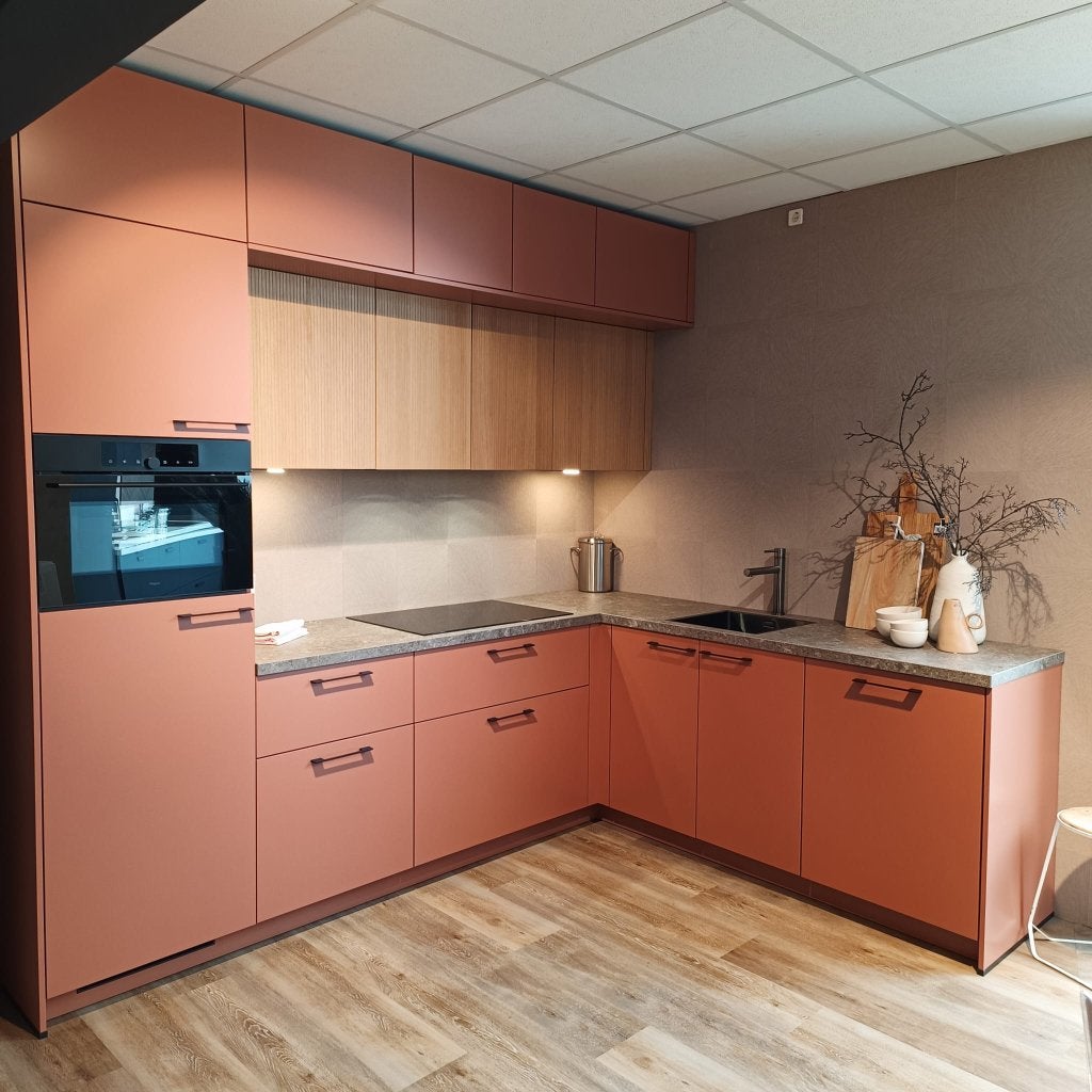 Showroomkeuken  Cerezo NCS / Puur Eiken, Huis en Inrichting, Keuken | Complete keukens, Ophalen, Overige kleuren, Hoekkeuken, Hoogglans of Gelakt