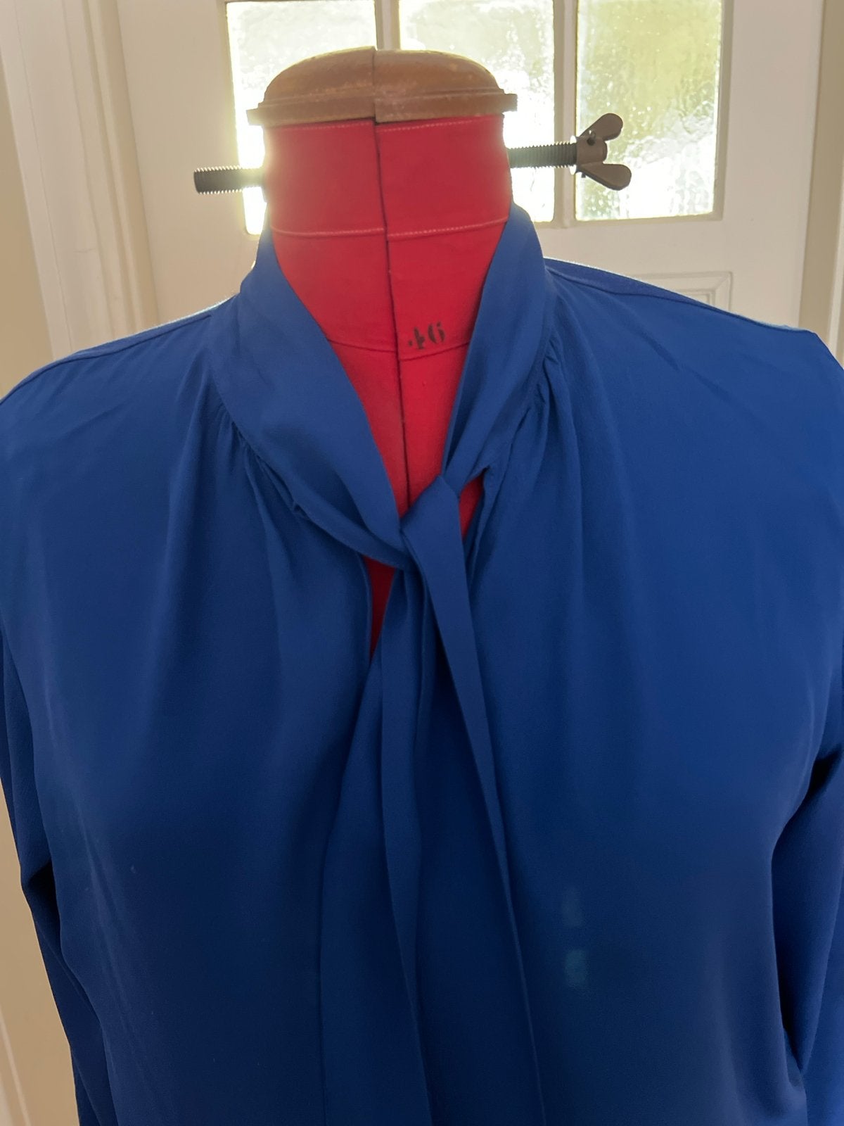 Louisa Cerano blouse - Kobaltblauw met strikdetail, Kleding | Dames, Ophalen of Verzenden, Zo goed als nieuw, Maat 38/40 (M), Blauw