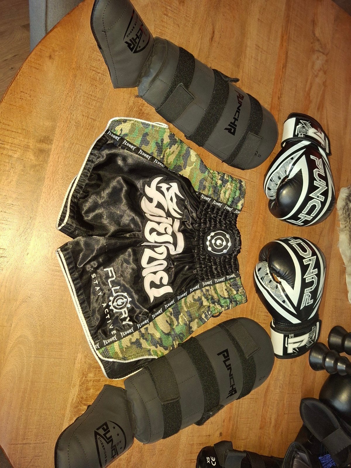 Vechtsportkleding en bescherming: broek (M)  kniebescherme, Sport en Fitness, Vechtsporten en Zelfverdediging, Ophalen of Verzenden