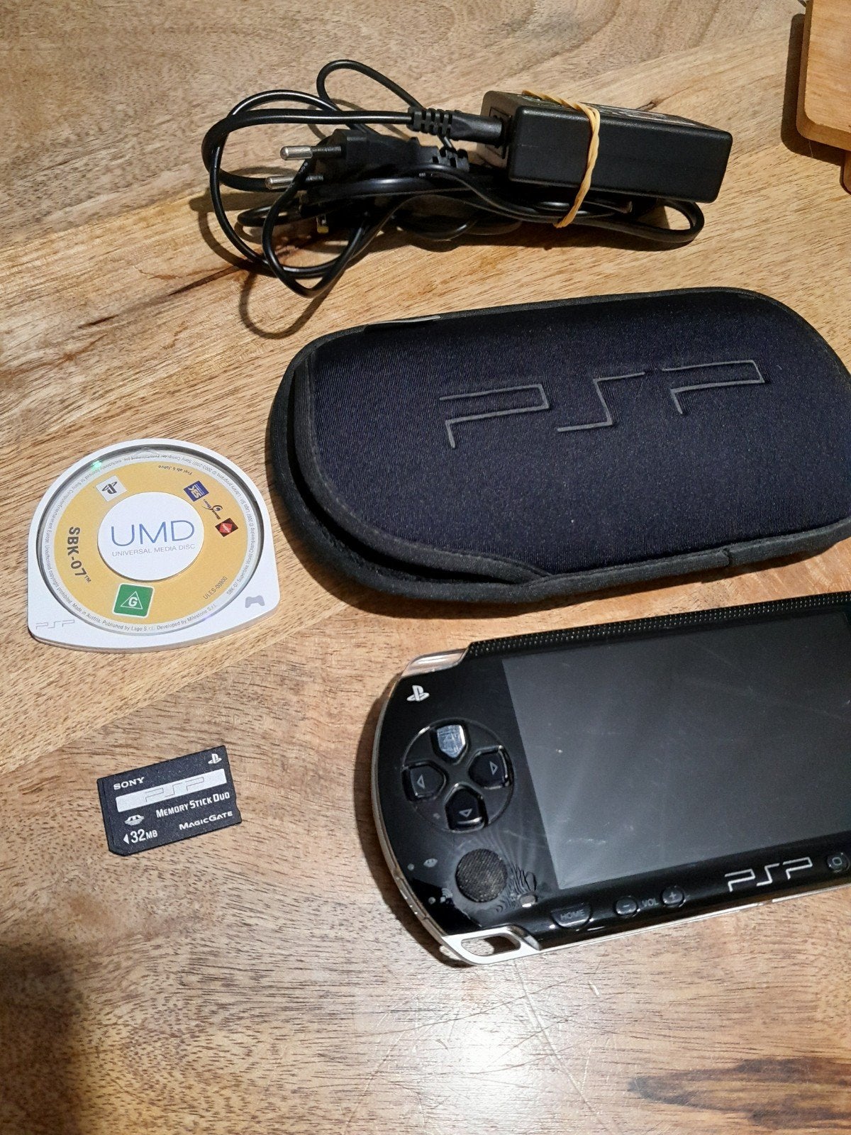 Sony PSP-1004 met game en adapter., Zwart, Ophalen of Verzenden, PSP, Gebruikt