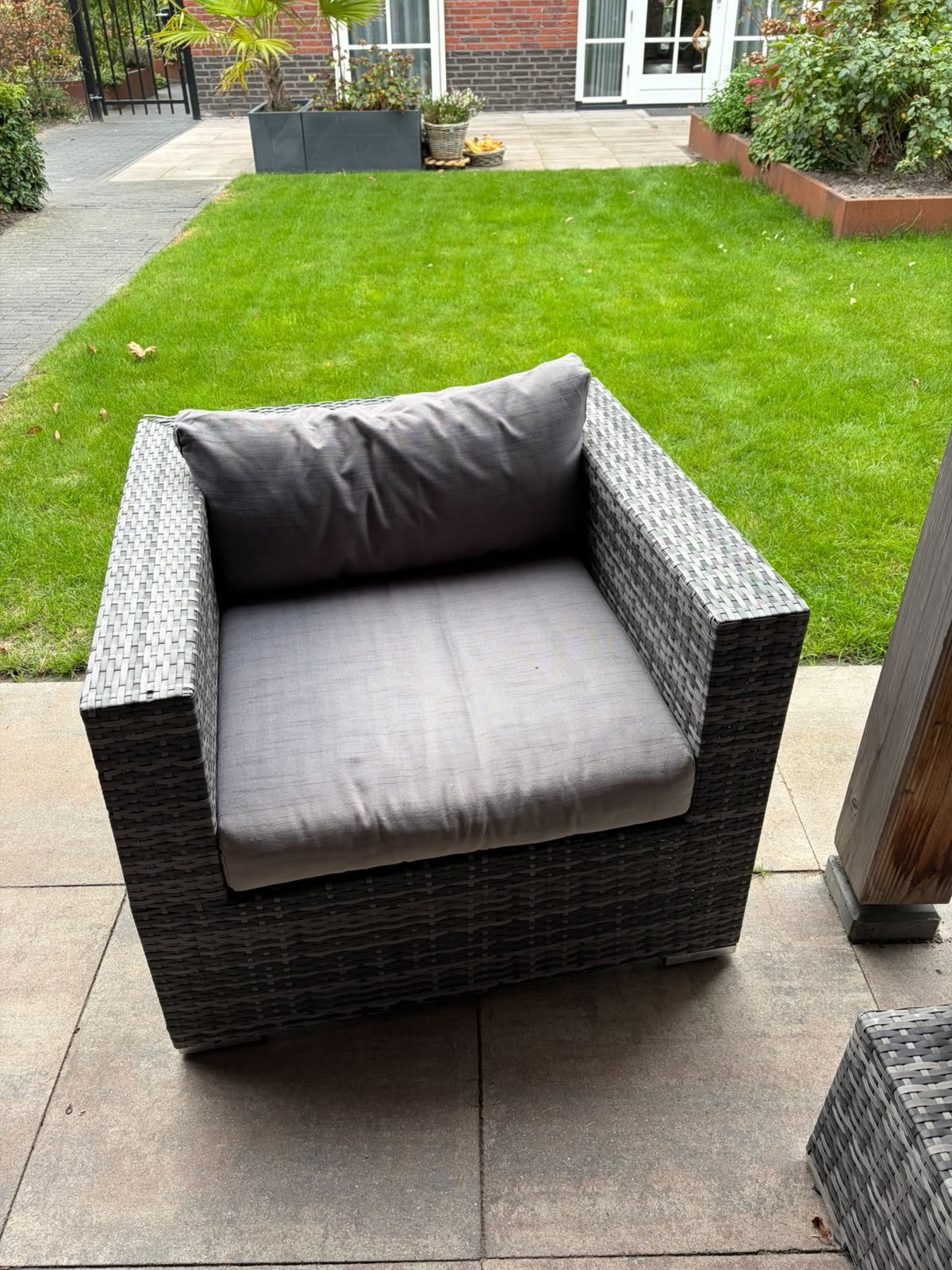 Stoel met hocker en hoekmeubel met kussens gratis afhalen, Kunststof, Gebruikt, 3 zitplaatsen, Ophalen of Verzenden
