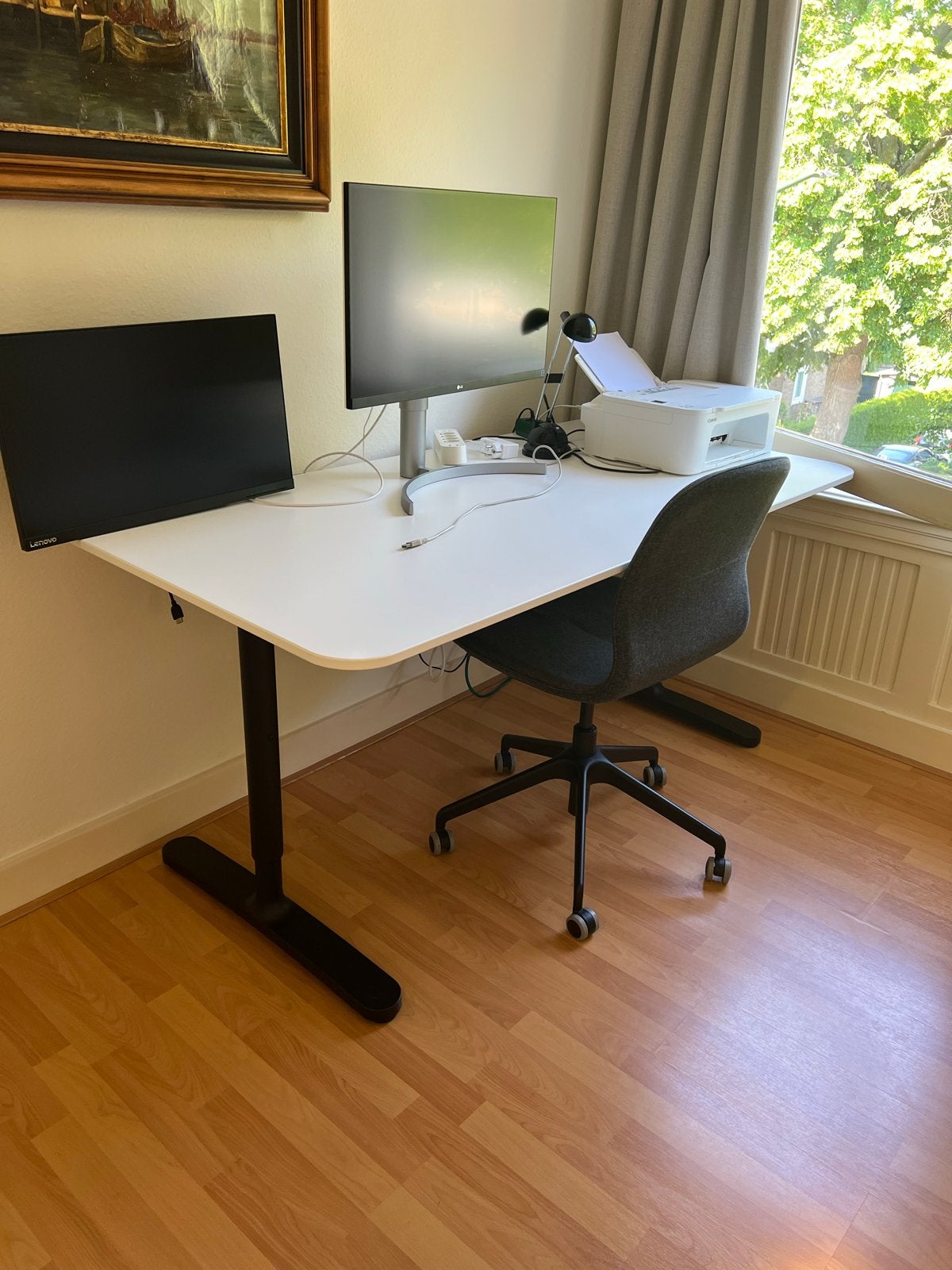 Wit bureau van Ikea met bureaustoel, Huis en Inrichting, Bureaus, Ophalen, Zit-sta bureau, Spaanplaat of MDF, In hoogte verstelbaar