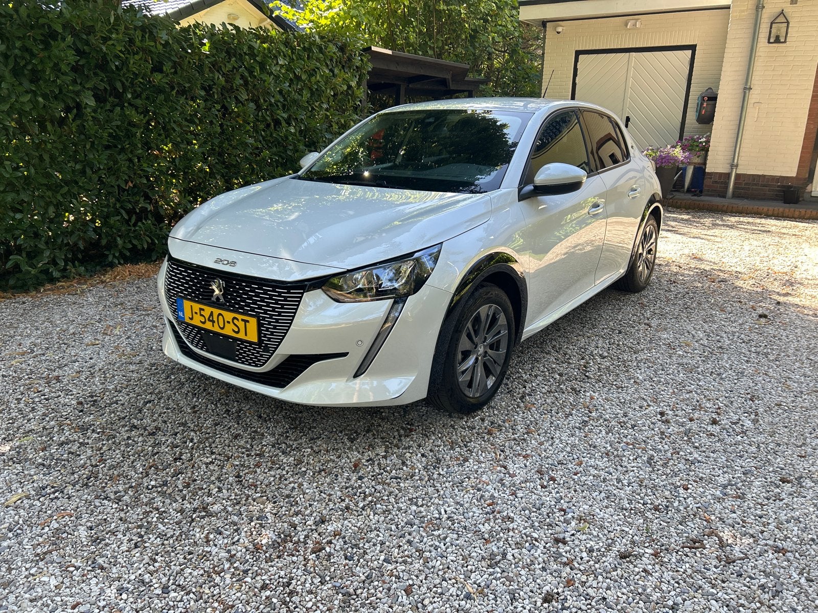 Peugeot 208 EV 50kWh 136pk 2020 Wit, Auto's, Peugeot, Parkeersensor, Leder en Stof, Wit, Origineel Nederlands