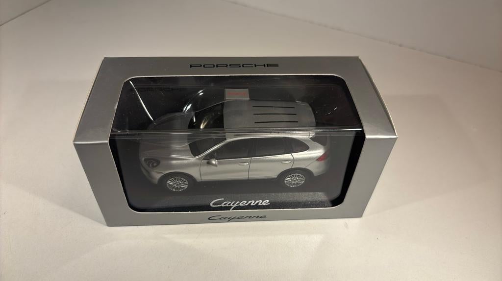 Porsche cayenne zilver minichamps 1.43, Hobby en Vrije tijd, Modelauto's | 1:43, Ophalen of Verzenden, A, A, A