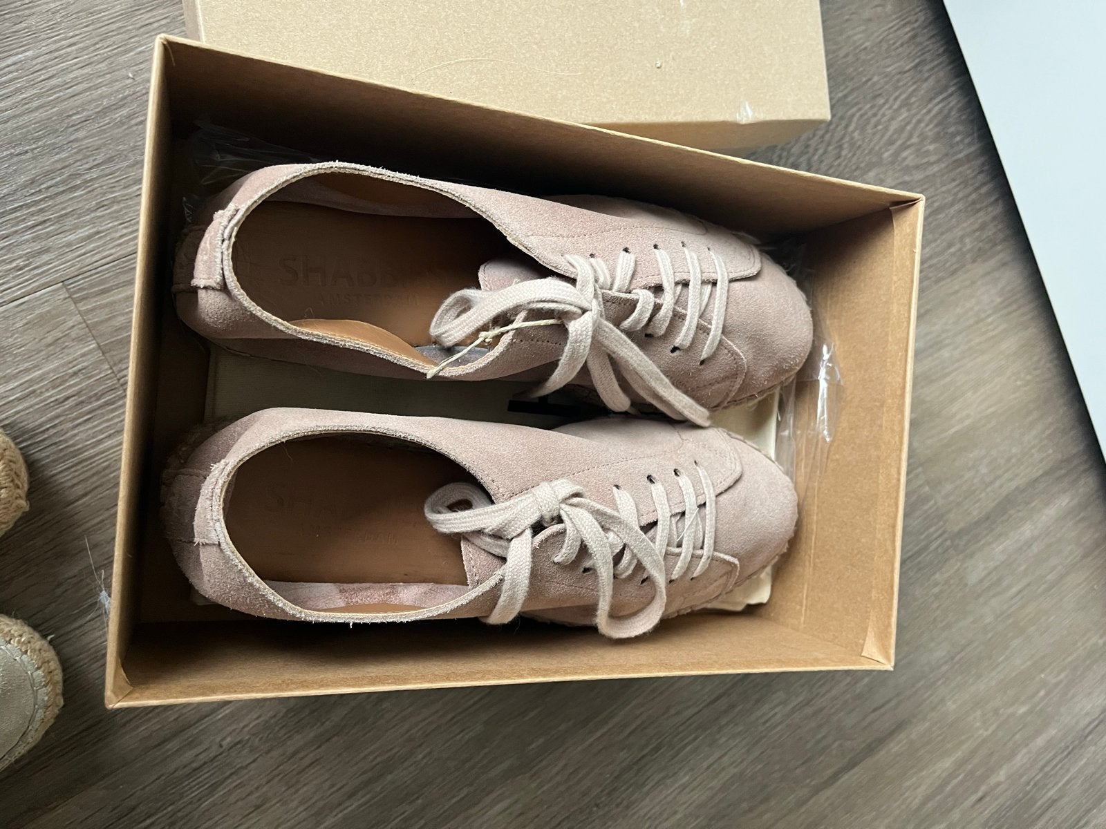 Shabbies Amsterdam suède sneakers - Nieuw in doos, Kleding | Dames, Ophalen of Verzenden, Nieuw, Beige, Sneakers of Gympen