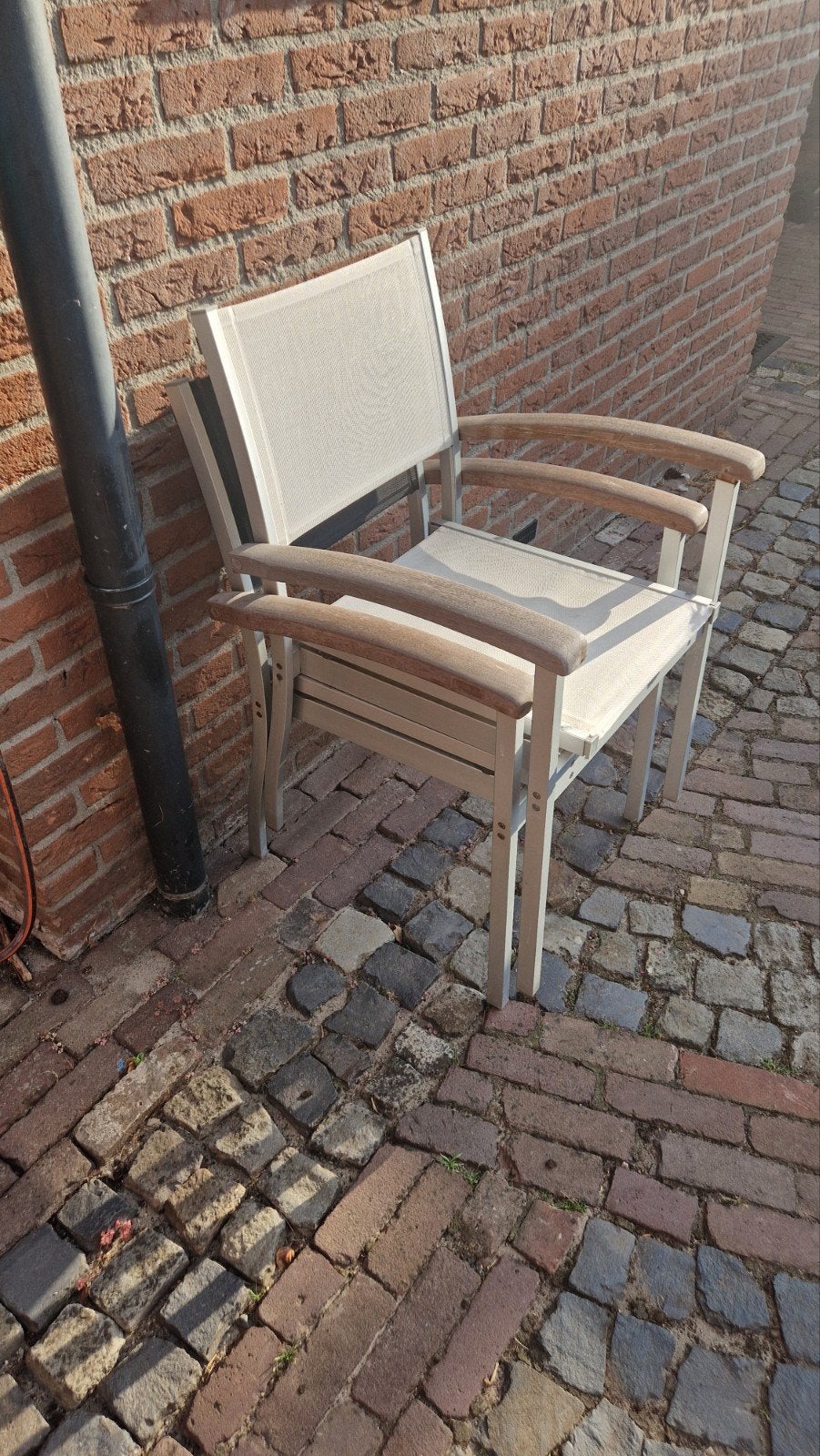 Tuinstoelen met aluminium 1x wit 1x zwart frame en houten ar, Ophalen, Gebruikt, Aluminium
