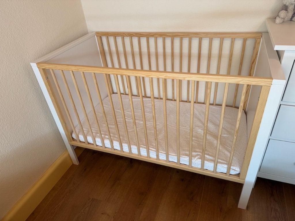 Ledikant / babybed (60x120 cm) inclusief uitvalbeveiliging, Ophalen, Zo goed als nieuw, Ledikant