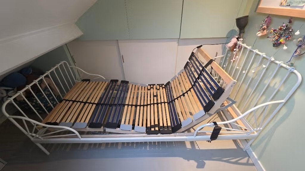 2x IKEA Minnen bed Wit + Elektrische Lattenbodem & Matras, 70 tot 85 cm, Zo goed als nieuw, 180 cm of meer, Ophalen