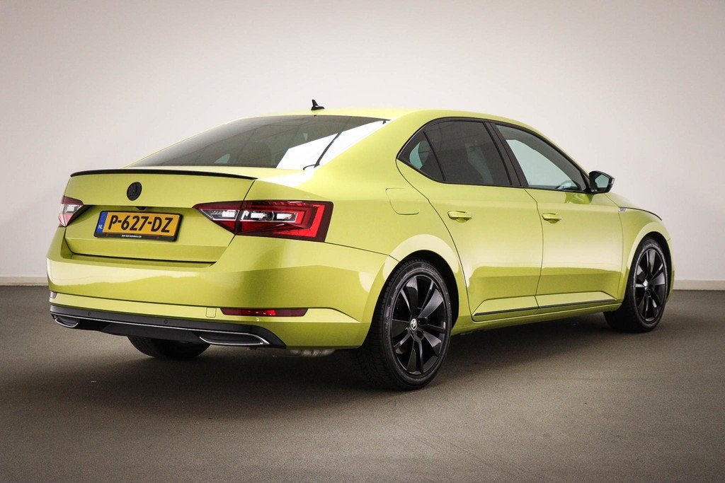 Skoda Superb 1.5 TSI ACT Sportline Business | UPGRADE BUSINE, Auto's, Skoda, 730 kg, 4 cilinders, Alcantara, Geel