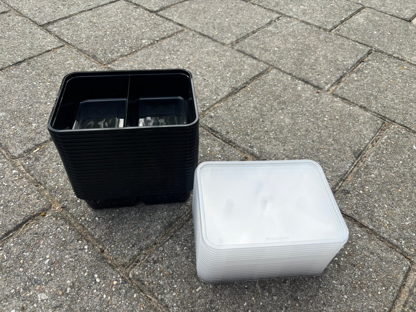 Te koop 400 plastic  bakjes met deksel . 18 bij 13 cm, Ophalen of Verzenden, Zo goed als nieuw