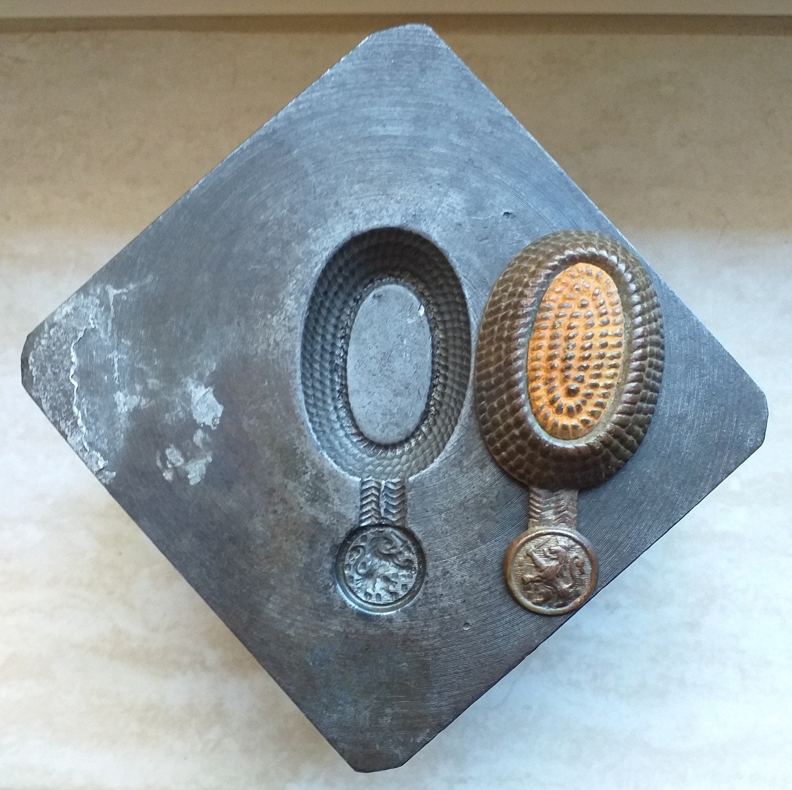 Nederlandse Oude Metalen Stempel Kokarde Kepie voor 1940, Ophalen of Verzenden, Landmacht, Nederland, Embleem of Badge
