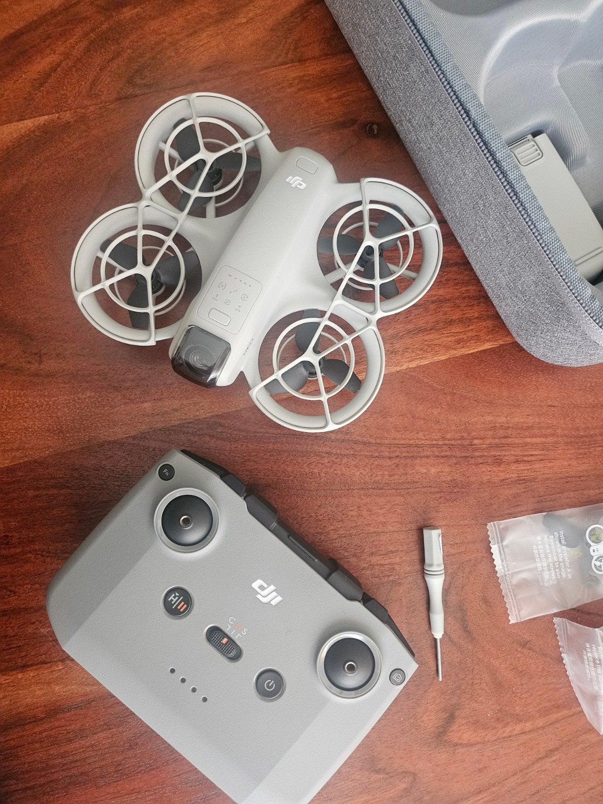 DJI Neo Fly More Combo - Compacte en Complete Drone Set, Cameradrone, Extra accu('s), Zo goed als nieuw, 1 tot 5 kilometer
