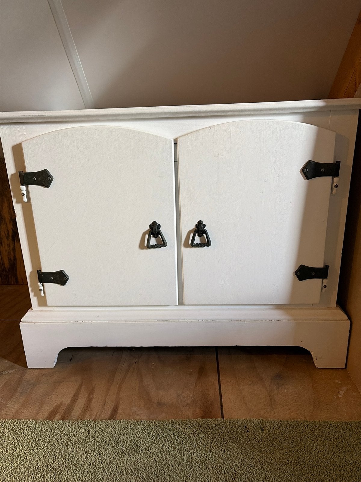 Wit houten kastje met twee deurtjes, Ophalen, Gebruikt