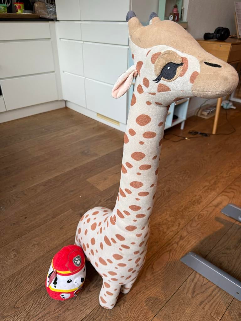 IKEA Knuffelgiraffe 1m + GRATIS Paw Patrol knuffel, Ophalen, Giraf, IKEA, Zo goed als nieuw