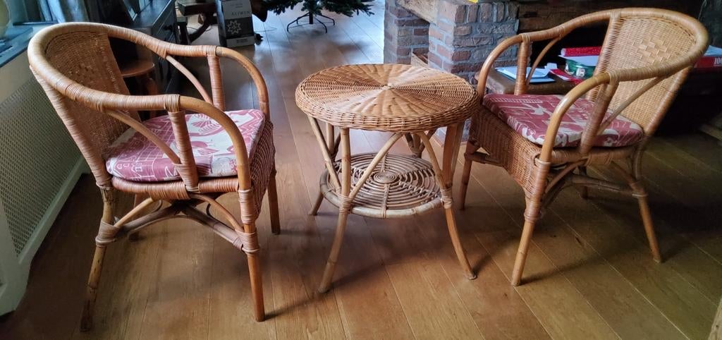 Twee rotan stoelen met kussens en een tafeltje, Huis en Inrichting, Stoelen, Ophalen, Gebruikt, Bruin, Twee