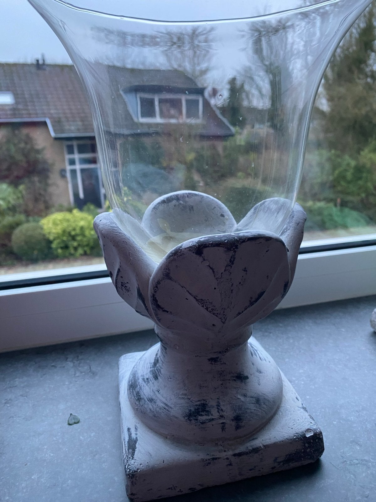 Decoratieve glazen vaas met stenen voet, Vintage, Gebruikt, Ophalen of Verzenden, Wit
