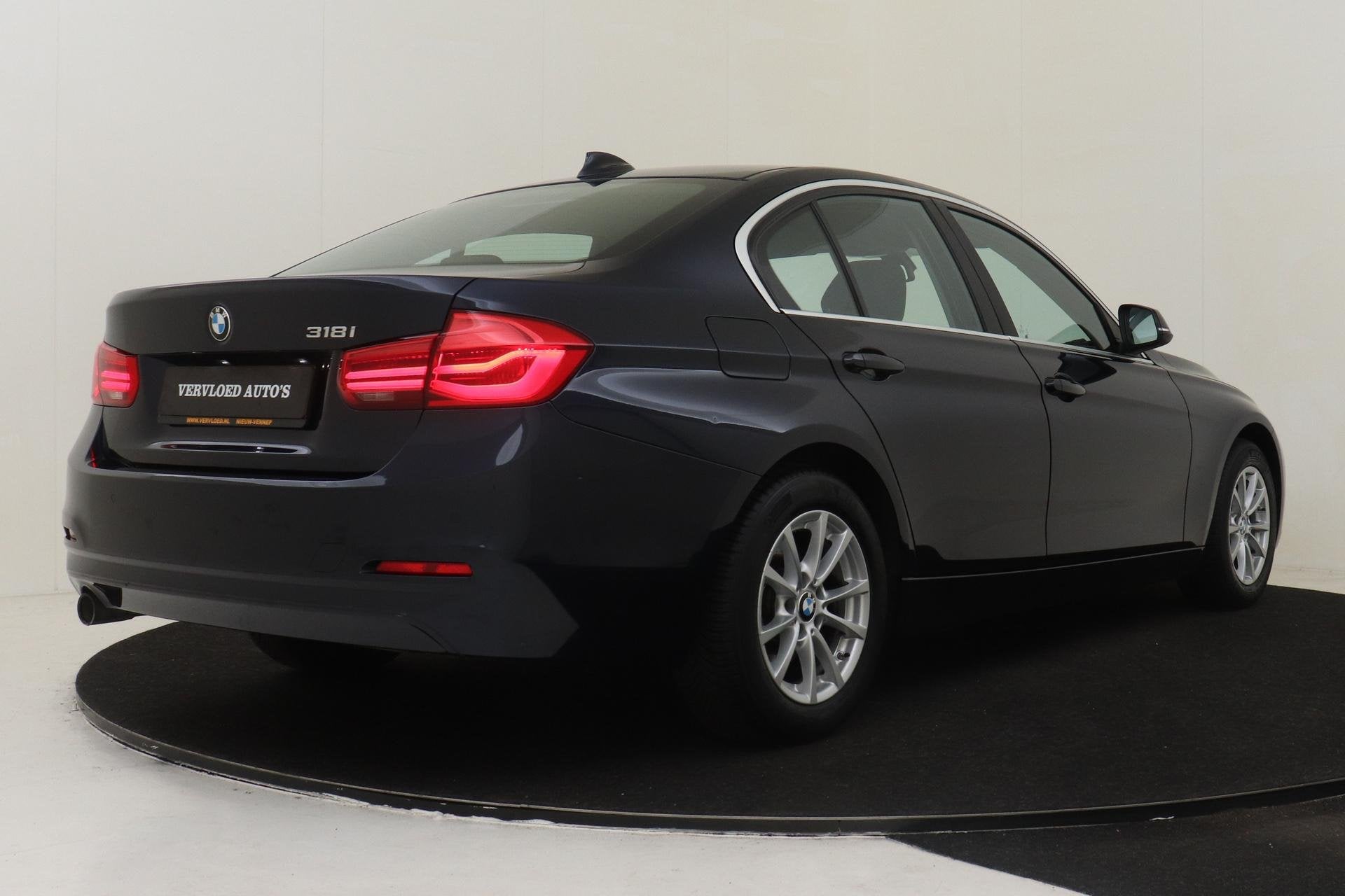 BMW 3-SERIE 318I AUT. ADVANTAGE -CRUISE|PDC|NAVI|SPORTSTUUR|, Auto's, Automaat, Gebruikt, Euro 6, Blauw