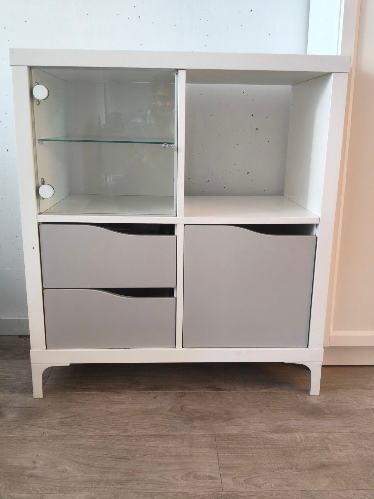 Witte kallax kast van Ikea met glazen deur en lades, Ophalen, Gebruikt
