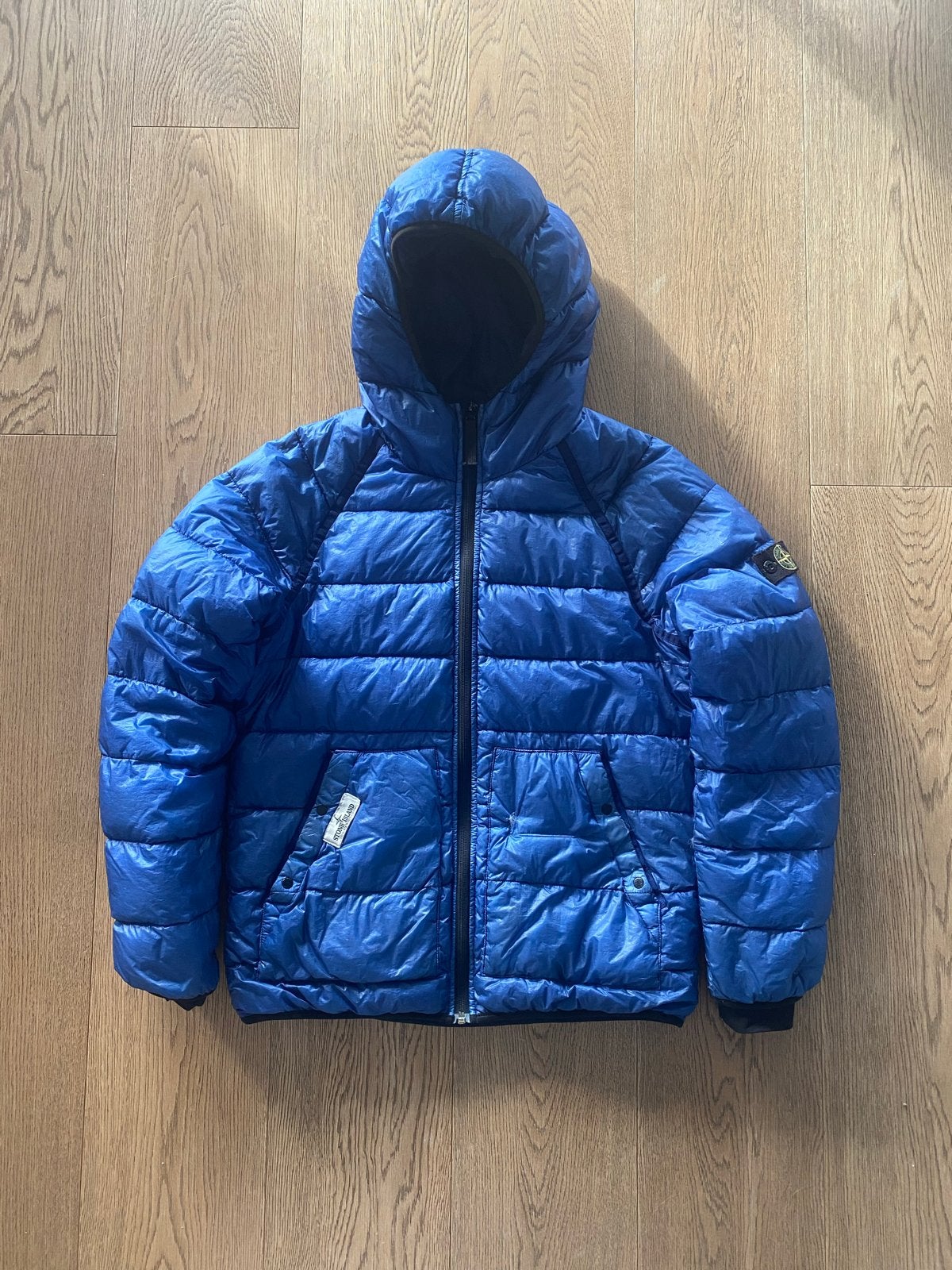 Stone Island Junior donsjack - Blauw - Past als heren S, Ophalen of Verzenden, Zo goed als nieuw, Maat 46 (S) of kleiner, Blauw