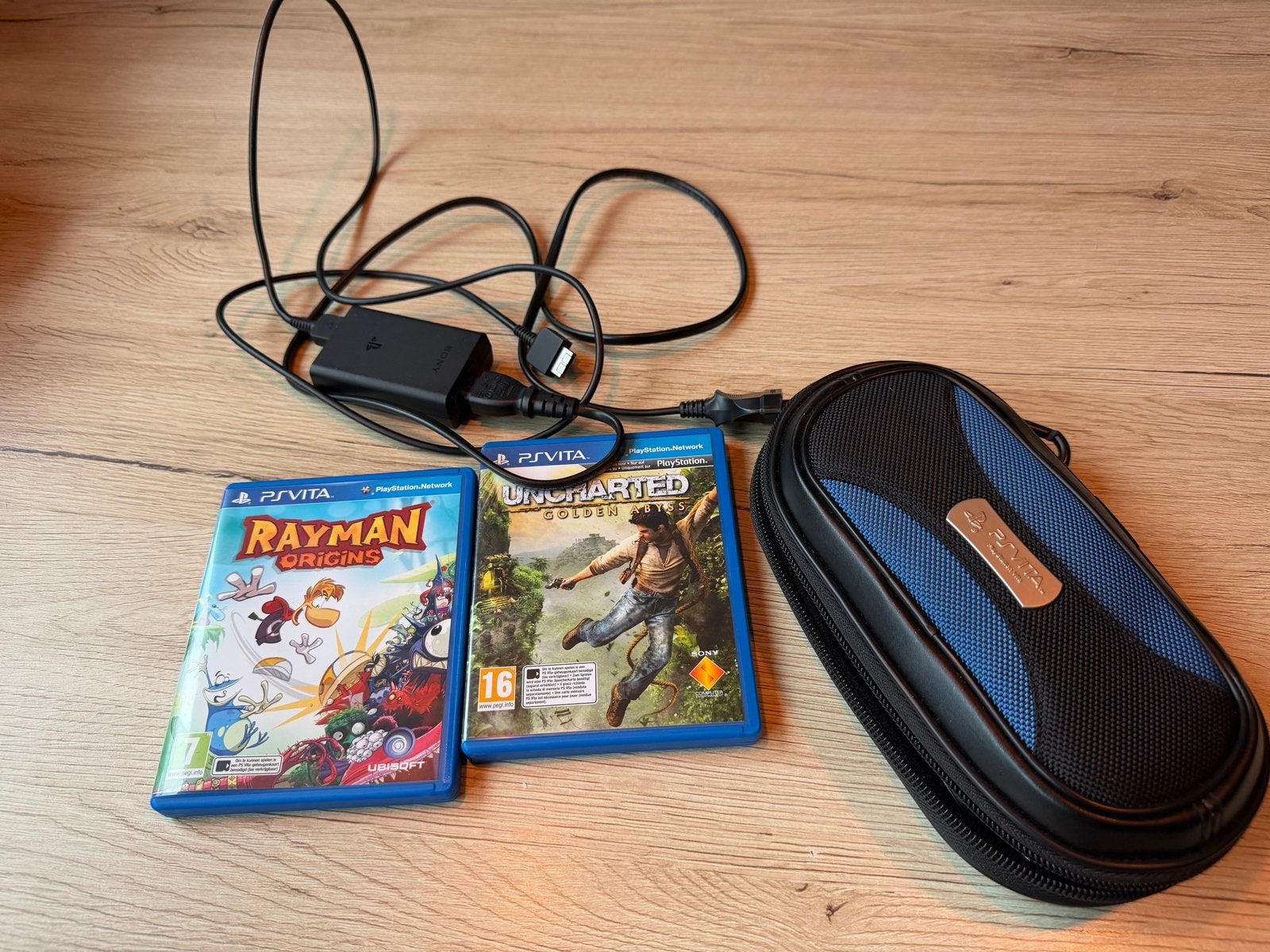 PS Vita met 2 games en hoesje, Ophalen of Verzenden, Zo goed als nieuw, Zwart, Met games