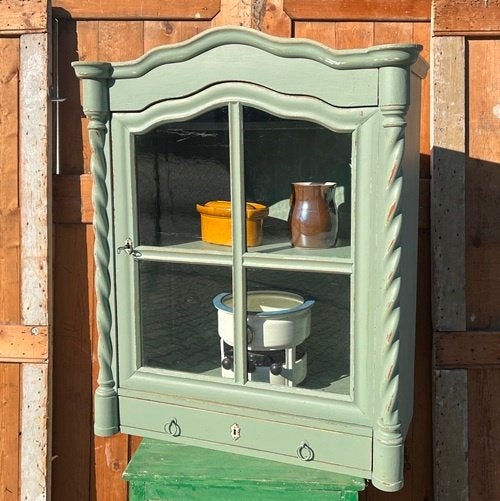 Vitrine kast 1930 groen sier pronk 76 x 38,5 x 86,5 cm hang, Huis en Inrichting, Kasten | Vitrinekasten, Ophalen, Gebruikt, Met deur(en)