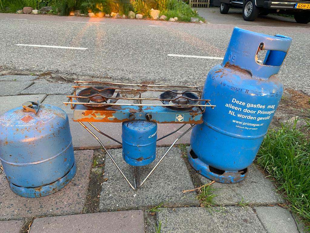 Butagas kookstelletje en div. gasflessen, Ophalen, Gebruikt
