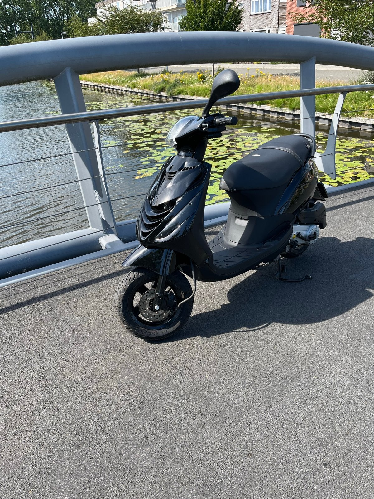 Piaggio Zip Black Edition 2017 - Geel Kenteken, Fietsen en Brommers, Scooters | Piaggio, Gebruikt, Zip, Maximaal 45 km/u, Benzine