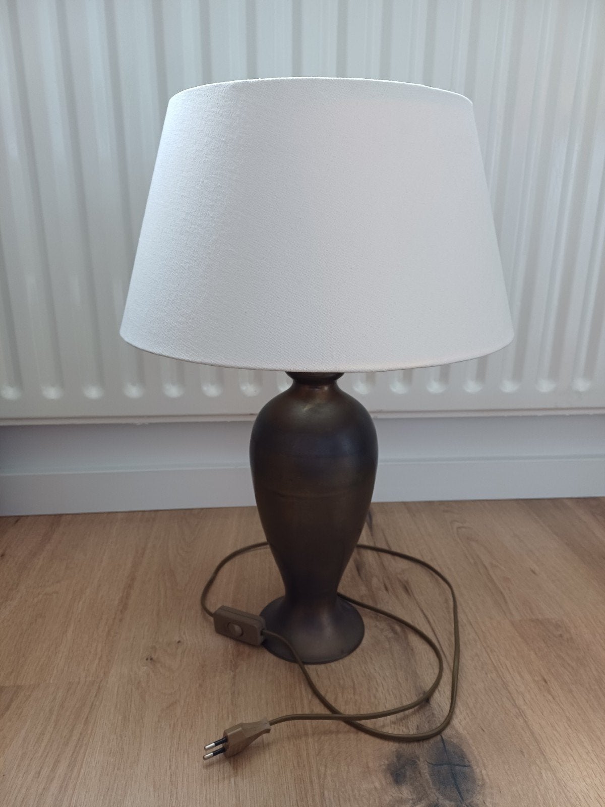 Vintage Tafellamp met Witte Kap en metalen voet., Met schakelaar, Overige typen, Overige merken, Overige kleuren