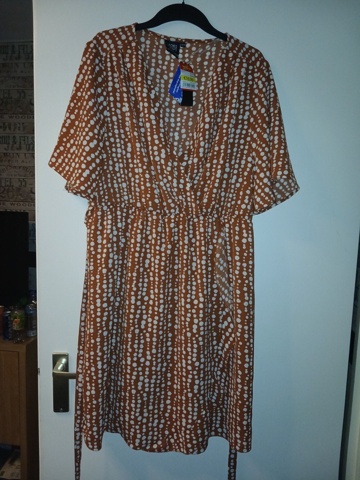 Mooie bruine jurk met witte stippen van Wibra, maat 46/48, Kleding | Dames, Jurken, Bruin, Maat 46/48 (XL) of groter, Nieuw, Ophalen of Verzenden