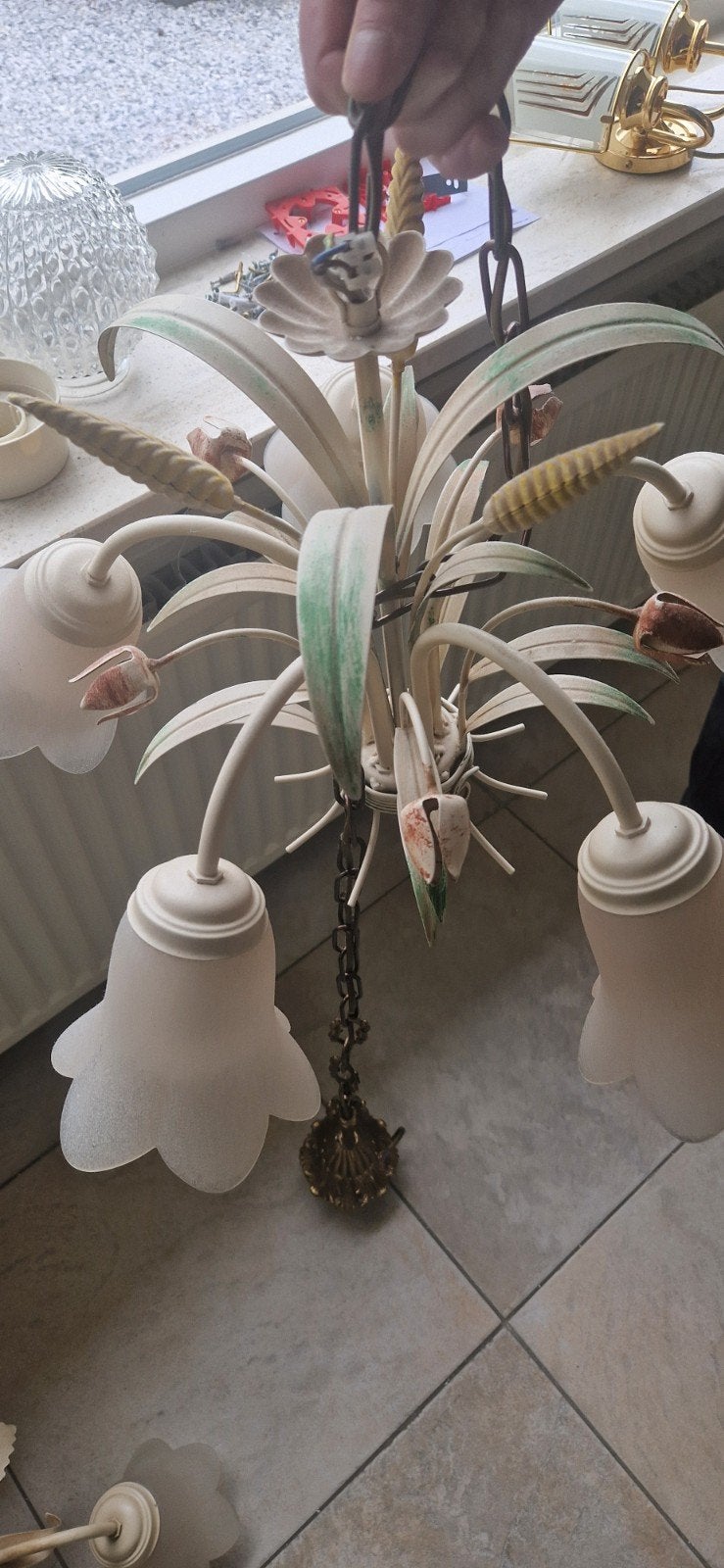 Gouden Kroonluchter met 5 Lampen en Bloemen Details, Huis en Inrichting, Lampen | Kroonluchters, Ophalen of Verzenden, Gebruikt