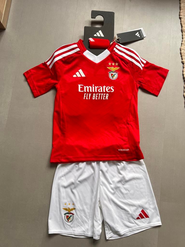 Benfica adidas tenue maat 116 - Nieuw met labels, Sport en Fitness, Voetbal, Maat M, Ophalen of Verzenden, Nieuw, Set
