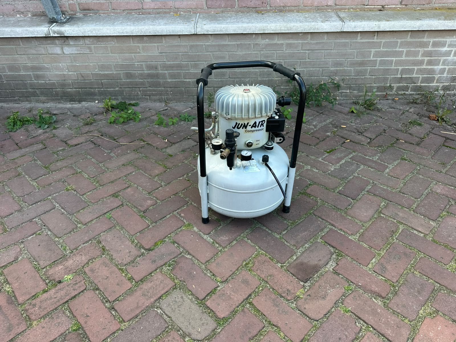 Jun-Air compressor, Ophalen, 10 bar of meer, Zo goed als nieuw, Minder dan 200 liter/min