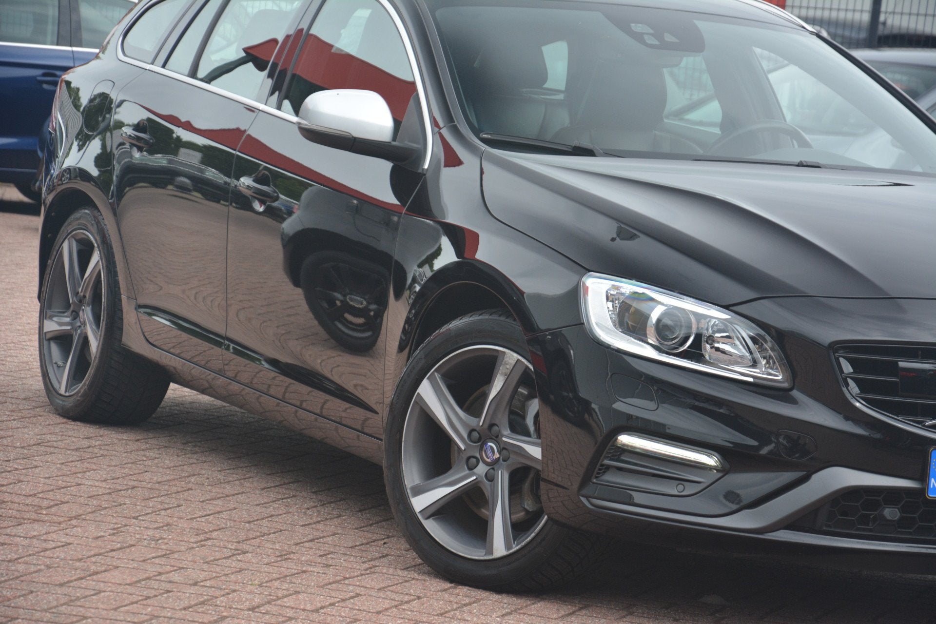 Volvo V60 2.4 D6 Twin Engine R-Design | Navigatie | Leer | L, Automaat, Automatische klimaatregeling, Vierwielaandrijving, 1880 kg