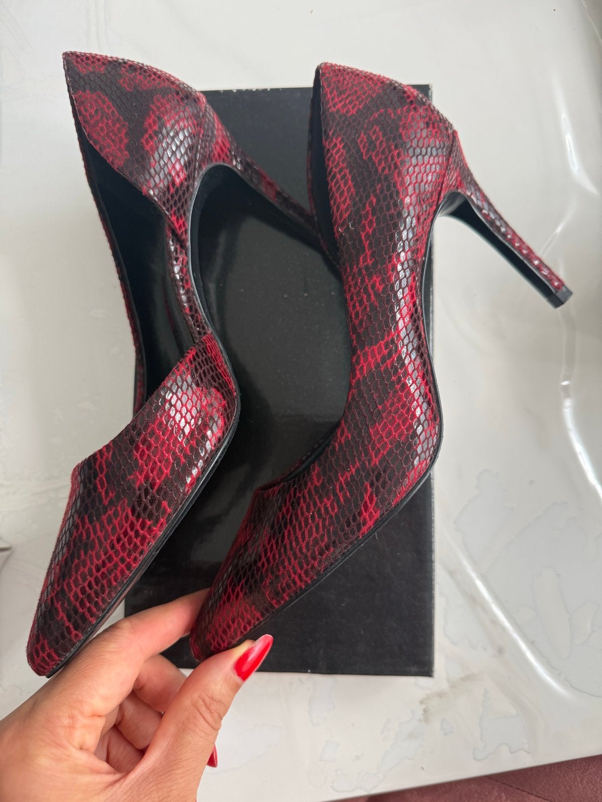 Rode slangenprint pumps - Maat 37, Ophalen of Verzenden, Zo goed als nieuw, Rood, Pumps