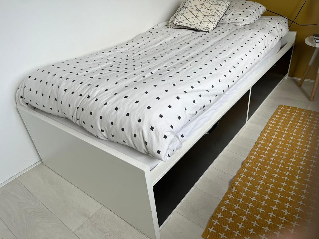 IKEA Flaxa eenpersoonsbed met twee zwarte lades, 90x200, Huis en Inrichting, Ophalen, Overige materialen, Gebruikt, 90 cm