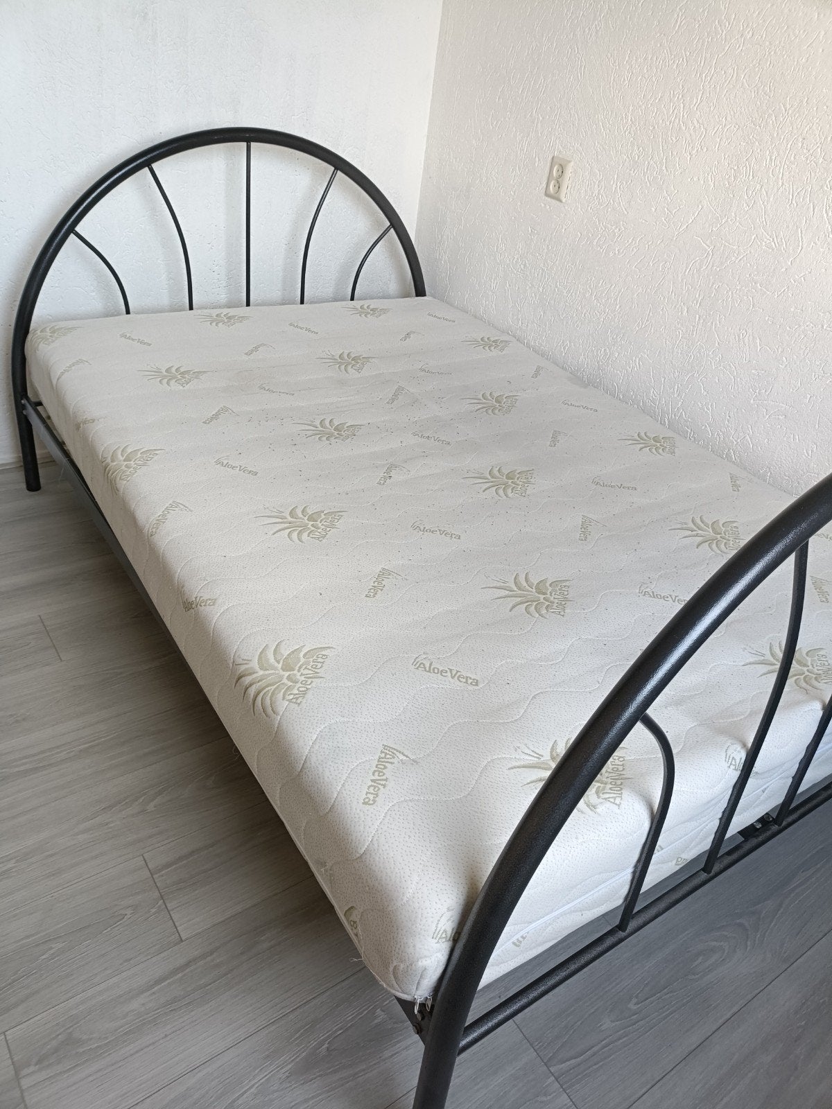 Tweepersoonsbed met metalen frame en matras