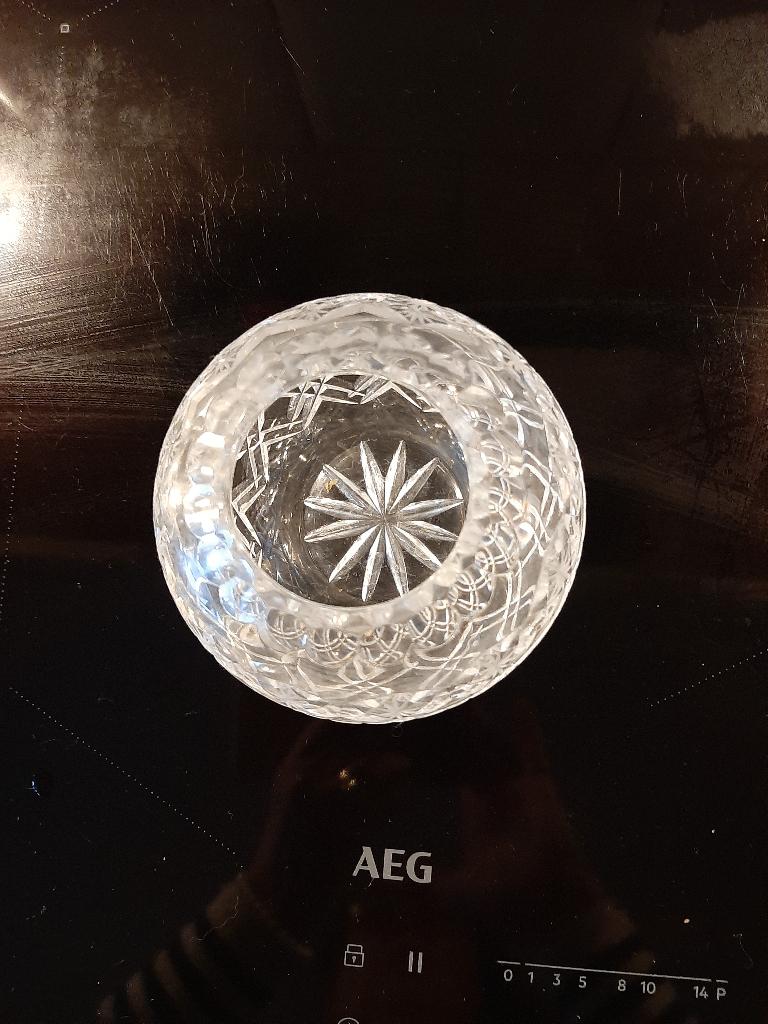 Kristallen bol vaas met geslepen glas, Overige kleuren, Ophalen of Verzenden, Minder dan 50 cm, Glas