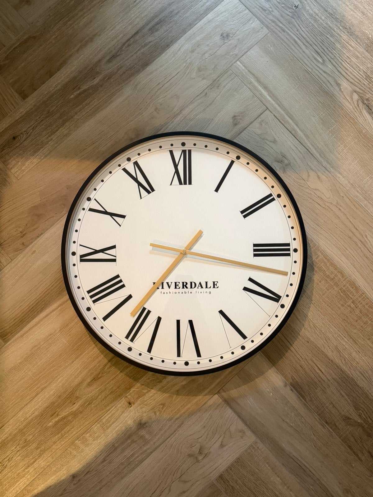 Wandklok wit/zwart/goud Riverdale, Huis en Inrichting, Woonaccessoires | Klokken, Ophalen, Zo goed als nieuw, Wandklok