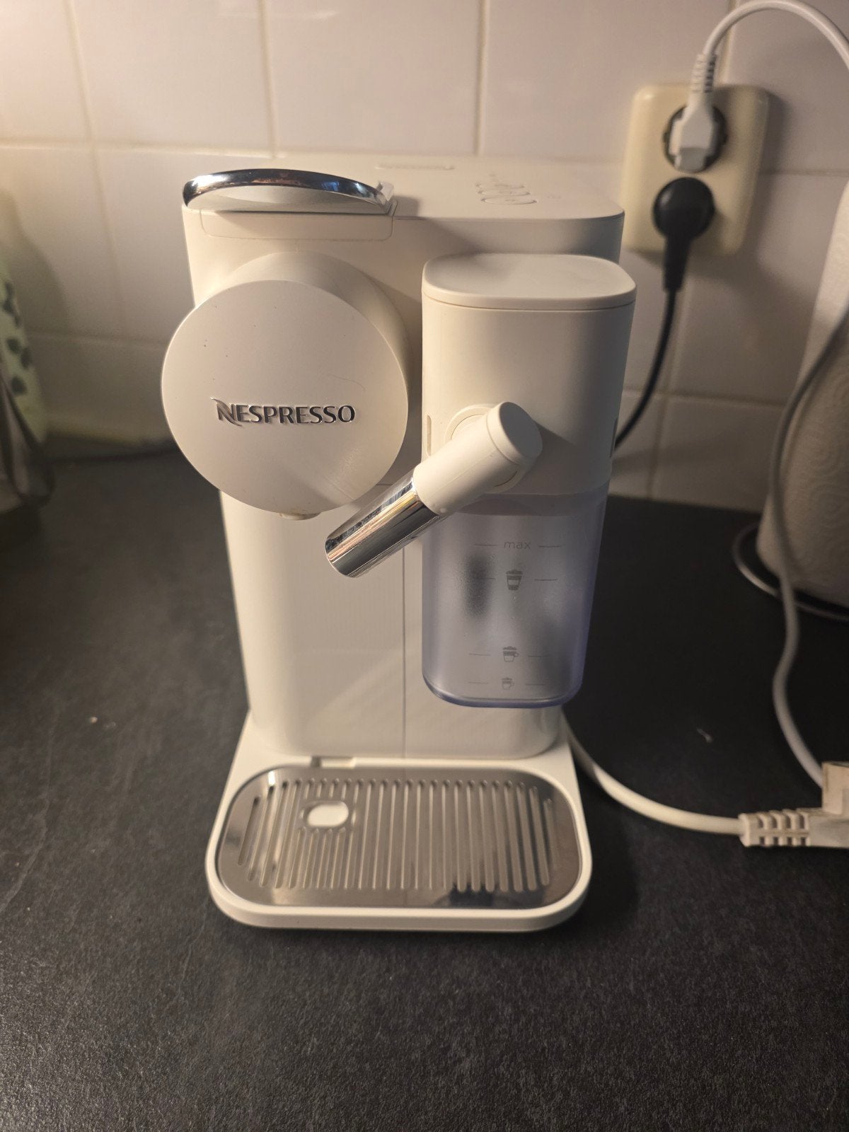 Nespresso Lattissima One - Zo goed als nieuw, Witgoed en Apparatuur, Ophalen, Koffiemachine, Zo goed als nieuw, Koffiepads en cups