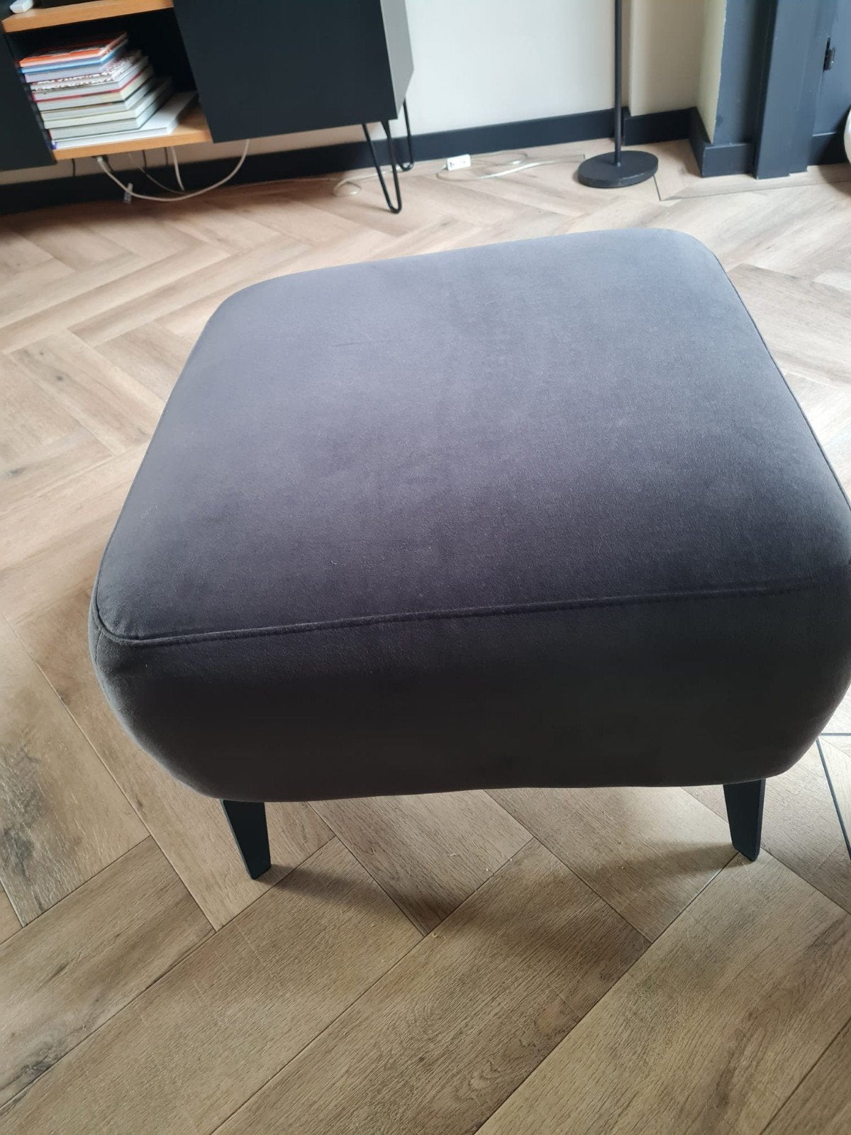 Muisgrijze hocker - Zo goed als nieuw, Ophalen, 50 tot 75 cm, Zo goed als nieuw, Rechthoekig