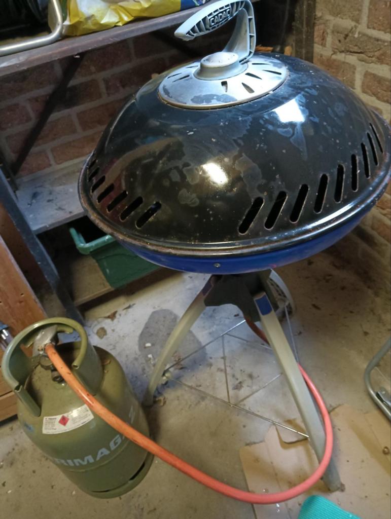 Skottelbraai met gasfles, bakplaat en balschotel, Ophalen