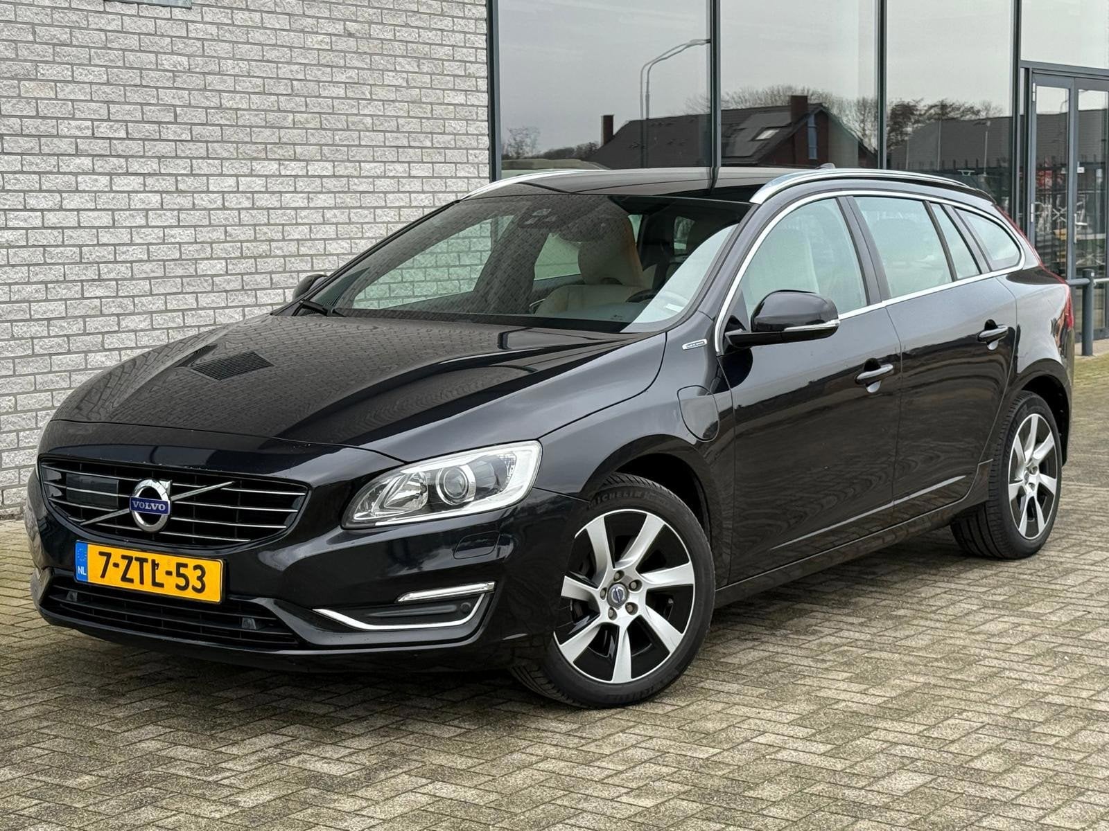 Volvo V60 2.4 D6 AWD Plug-In Hybrid Pure Limited, Auto's, Volvo, Automaat, 1800 kg, Beige, Zwart
