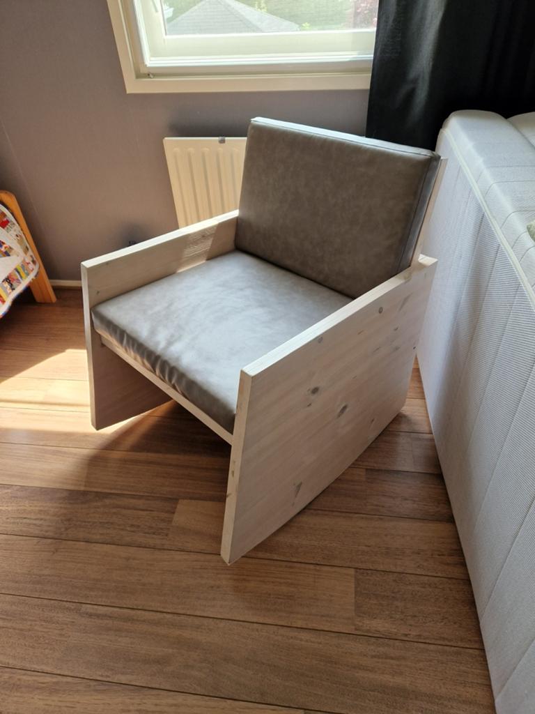 Houten fauteuil met comfortabele kussens, Huis en Inrichting, Fauteuils, Ophalen, Modern, Scandinavisch, Minimalistisch, 75 tot 100 cm