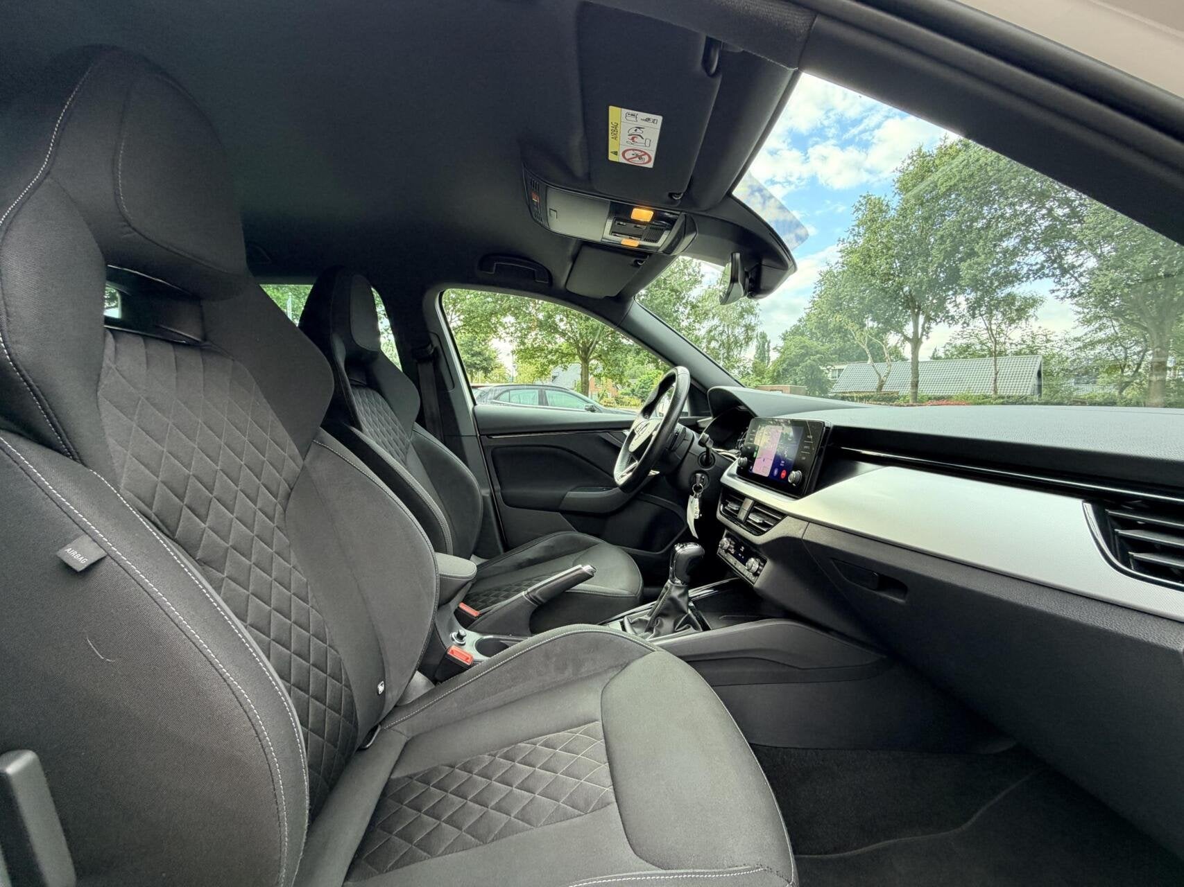 Skoda Kamiq 1.0 TSI Sport Business | Automaat | Stoelverwarm, Auto's, Dealer onderhouden, Gebruikt, Alcantara, Wit